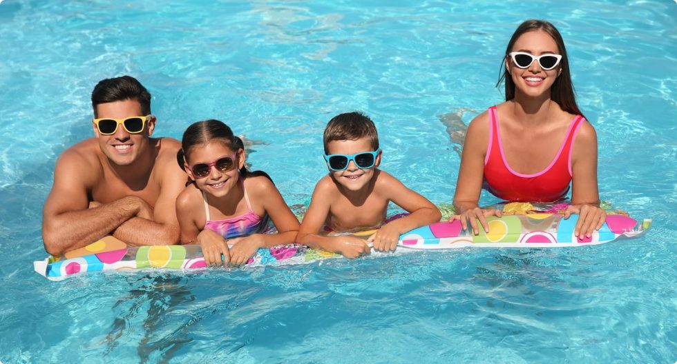 Familia disfrutando en la piscina de Porto Wayepo, amenidad ideal para el descanso y la diversión.